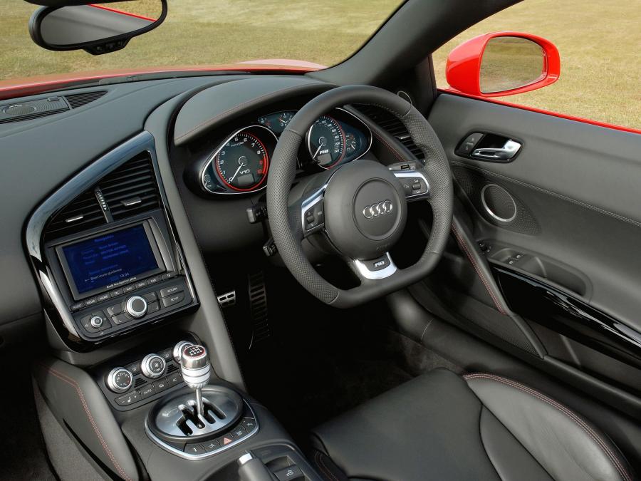 Интерьер Audi R8 V10 Spyder 2010 года  (UK) (фото 19 из 23)
